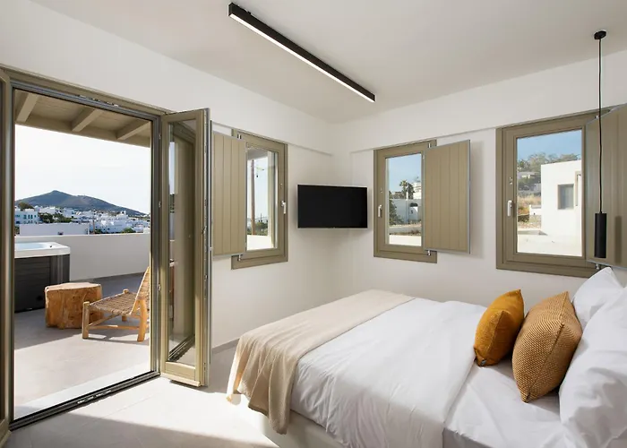 Mazee Paros נאוסה