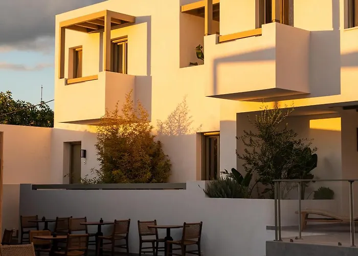 Mazee Paros נאוסה