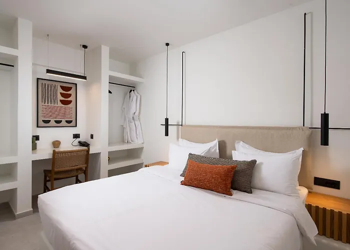 Mazee Paros נאוסה