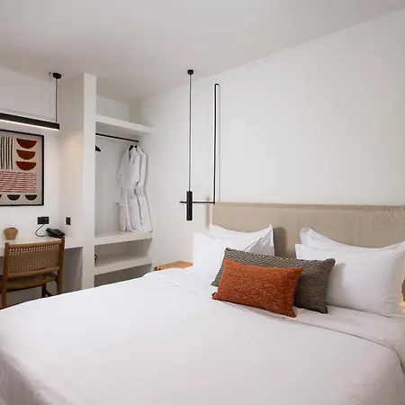 Mazee Paros ناوسا